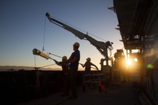 Bajada del AUV al mar. Fuente: Universidad de Delaware. Bajada del AUV al mar. Fuente: Universidad de Delaware.