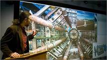 El físico Austin Masier de la Universidad Tufts muestra el funcionamiento de la pantalla. Foto: Universidad de Tufts.