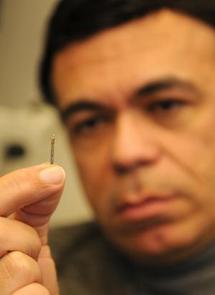 El ingeniero Babak Ziaie muestra el prototipo. Foto: Universidad de Purdue. El ingeniero Babak Ziaie muestra el prototipo. Foto: Universidad de Purdue.