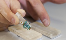 El dedo biónico. Imagen: Hillary Sanctuary. Fuente: EPFL. El dedo biónico. Imagen: Hillary Sanctuary. Fuente: EPFL.