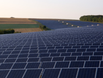Parque fotovoltaico en Bavaria (Alemania). Imagen: OhWeh. Fuente: Wikipedia.