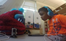 Un niño interactúa con Tega. Fuente: MIT Media Lab