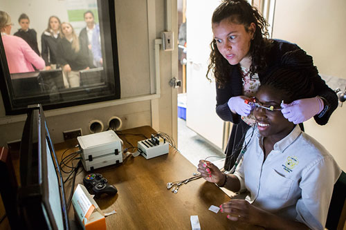 La investigadora Mavi Ruiz-Blondet mide las ondas cerebrales de una alumna de la universidad. Fuente: Universidad Binghamton.