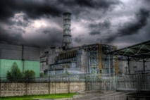 Estructura de hormigón denominada "sarcófago", diseñada para contener el material radiactivo del núcleo del reactor de la planta nuclear de Chernóbil, hoy día convertida en un centro turístico. Fuente: Wikimedia Commons.