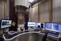 El microscopio. Imagen: Jesús de Miguel. Fuente: UCM. El microscopio. Imagen: Jesús de Miguel. Fuente: UCM.