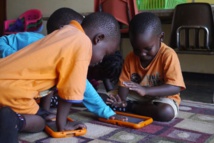 Niños de Uganda, con las tabletas de Curious Learning. Fuente: Curious Learning.
