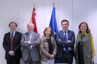 Los firmantes del acuerdo. Fuente: Ministerio de Economía y Competitividad. Los firmantes del acuerdo. Fuente: Ministerio de Economía y Competitividad.