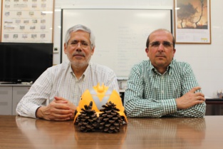 Herrera (izda.) y Rodríguez y Silva, en su laboratorio. Fuente: UCO.
