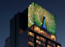 Un reloj LED de cuatro pisos corona el edificio. Fuente: Renaissance Ny Midtown Hotel Un reloj LED de cuatro pisos corona el edificio. Fuente: Renaissance Ny Midtown Hotel