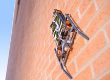 Crean un robot fiable que escala superficies verticales Crean un robot fiable que escala superficies verticales