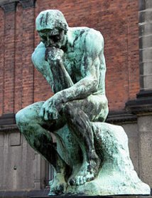“El pensador”, de Auguste Rodin, representación clásica de un hombre inmerso en sus pensamientos. Fuente: Wikipedia.