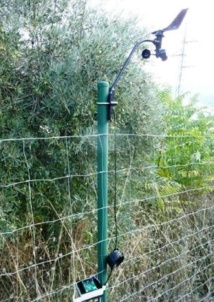 Nodo sensor dotado de anemómetro y veleta. Imagen: Álvaro Araujo. Fuente: UPM. Nodo sensor dotado de anemómetro y veleta. Imagen: Álvaro Araujo. Fuente: UPM.