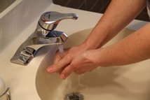 Los médicos se lavarán más o menos las manos en función del observador. Imagen: offthelefteye. Fuente: Pixabay.
