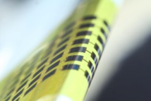Células solares ultrafinas envolviendo un portaobjetos de 1 milímetro de espesor. Imagen: Juho Kim et al. Fuente: APL.
