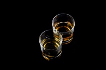 Vasos de whisky. Imagen: jarmoluk. Fuente: Pixabay. Vasos de whisky. Imagen: jarmoluk. Fuente: Pixabay.
