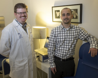 Fagundes (a la izda.), y Kyle Murdock. Imagen: Jeff Fitlow. Fuente: Universidad Rice. Fagundes (a la izda.), y Kyle Murdock. Imagen: Jeff Fitlow. Fuente: Universidad Rice.