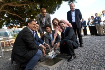 Colocación de la urna con objetos simbólicos de las distintas tecnologías. Fuente: ULL. Colocación de la urna con objetos simbólicos de las distintas tecnologías. Fuente: ULL.