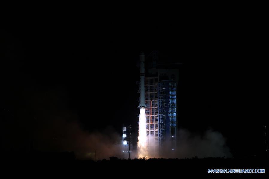 El primer satélite de comunicación cuántica del mundo es lanzado sobre un cohete Gran Marcha-2D desde el Centro de Lanzamiento de Satélites de Jiuquan, en Jiuquan, en la provincia de Gansu, en el noroeste de China, el 16 de agosto de 2016. Foto: Xinhua.