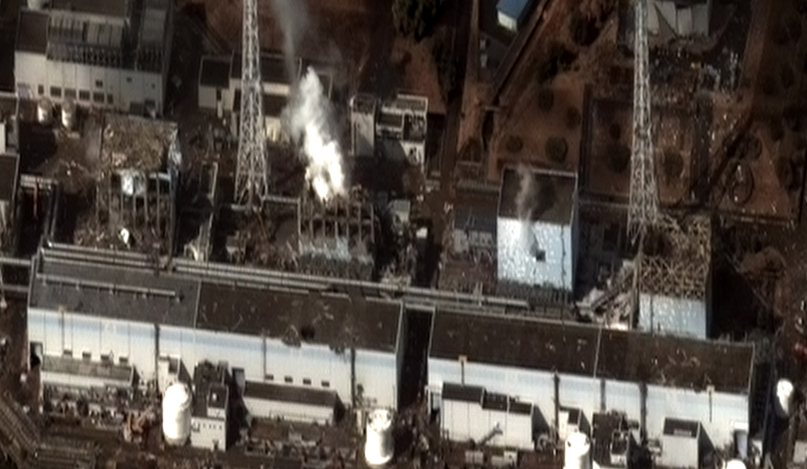 La planta nuclear de Fukushima I, en 2011, tras el 'tsunami'. Imagen: Digital Globe. Fuente: Wikipedia.