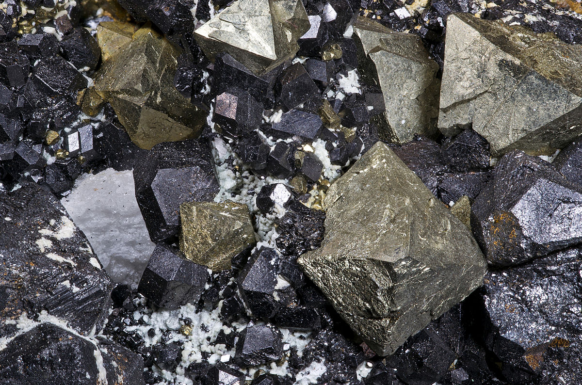 Magnetita, u óxido de hierro (II, III), del que se obtienen las nanopartículas de hierro. Imagen: Archaeodontosaurus. Fuente: Pixabay.
