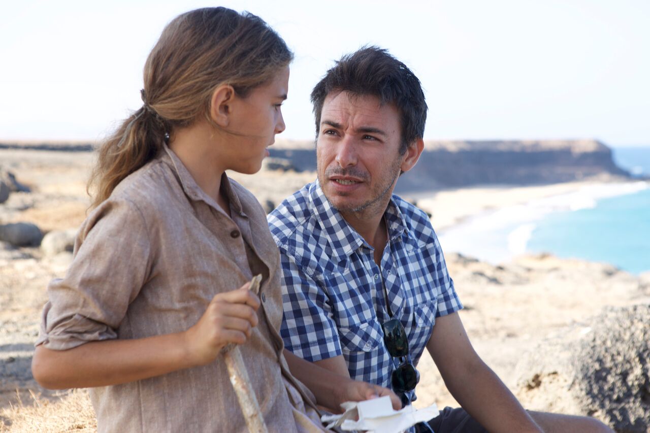 Manuel Menchón, director de 'La isla del viento', junto a la actriz Suamira Gil, que interpreta al personaje de Cala niña.