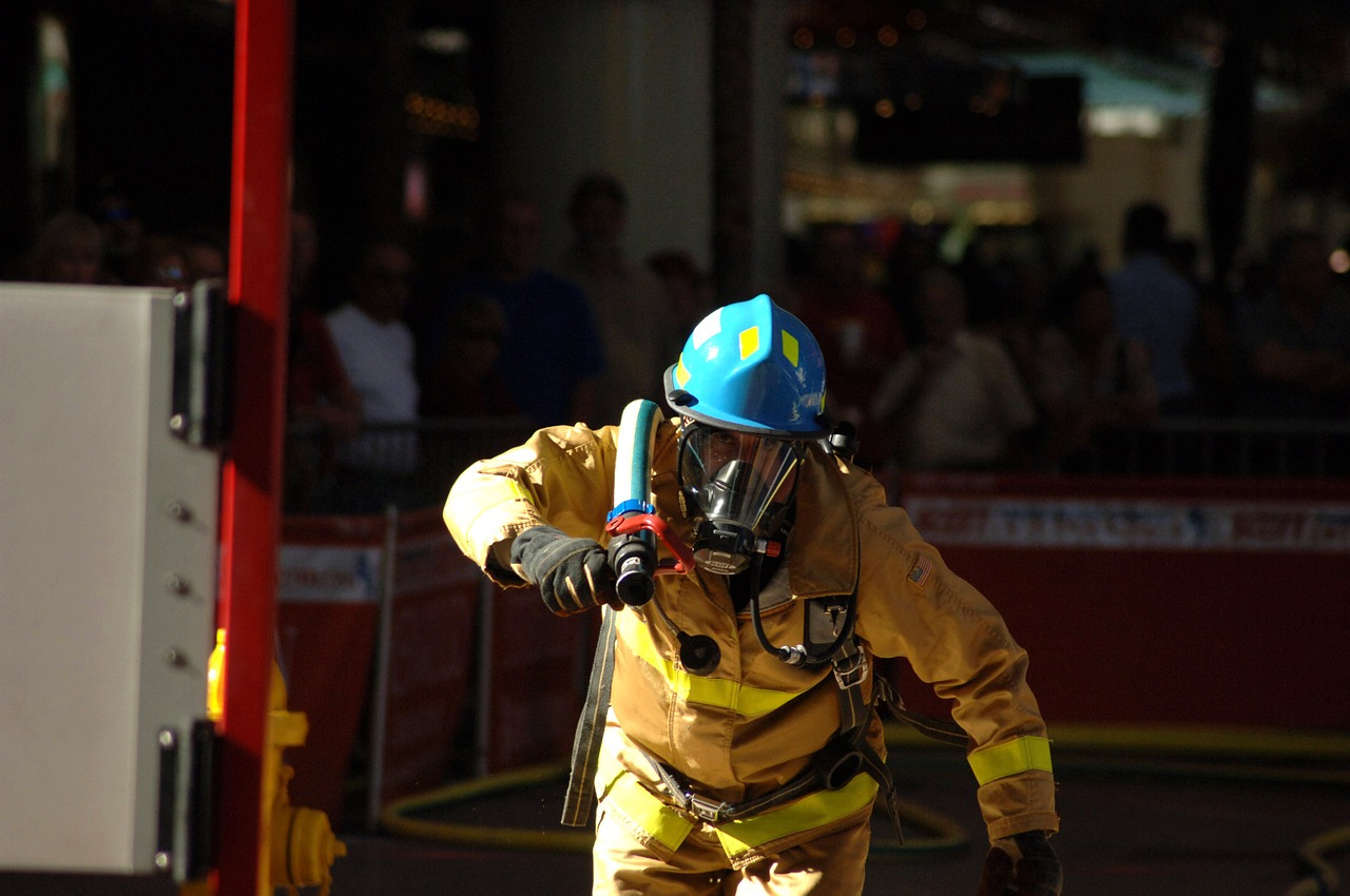 Los bomberos, profesión de riesgo. Foto: Skeeze.