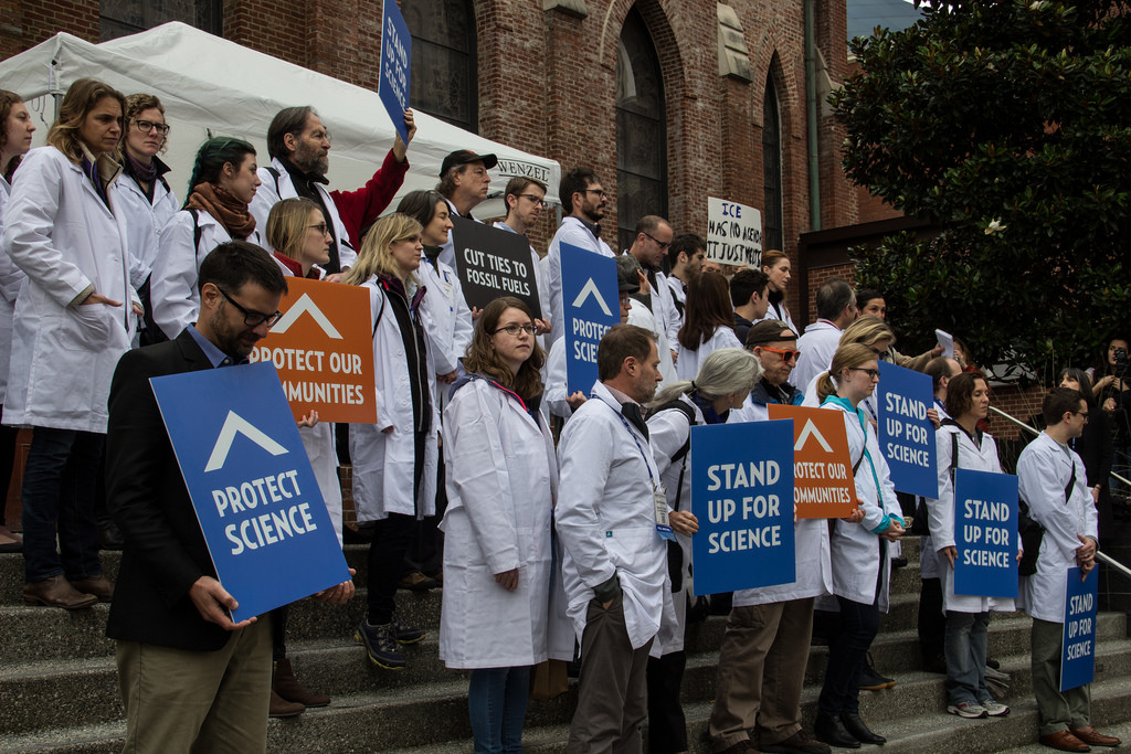 Manifestación de científicos ante la gestión de Trump. Foto: Peg Hunter.