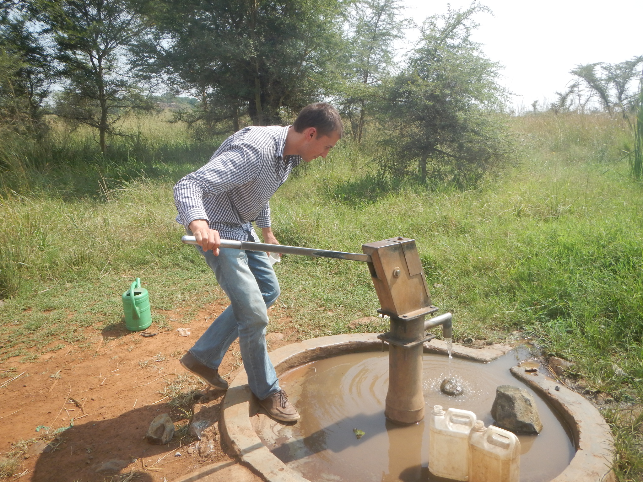 Scott Jasechko recoge muestras de agua en un pozo de Uganda. Foto: Merhawi GebreEgziabher, Calgiary University.