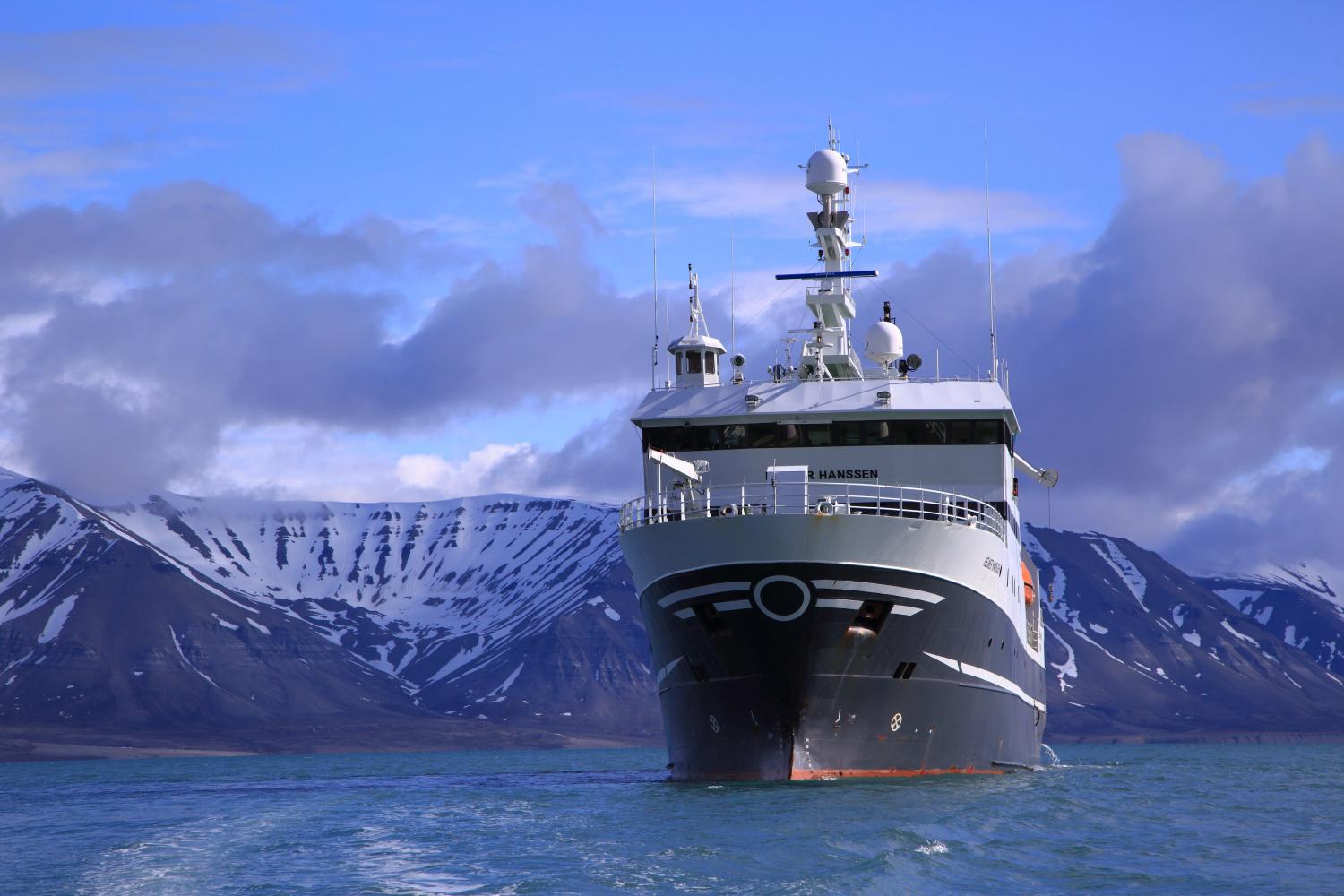 El buque de investigación Helmer Hanssen, de La Universidad Ártica de Noruega (UiT), en alta mar junto al archipiélago Svalbard. Crédito: Randall Hyman