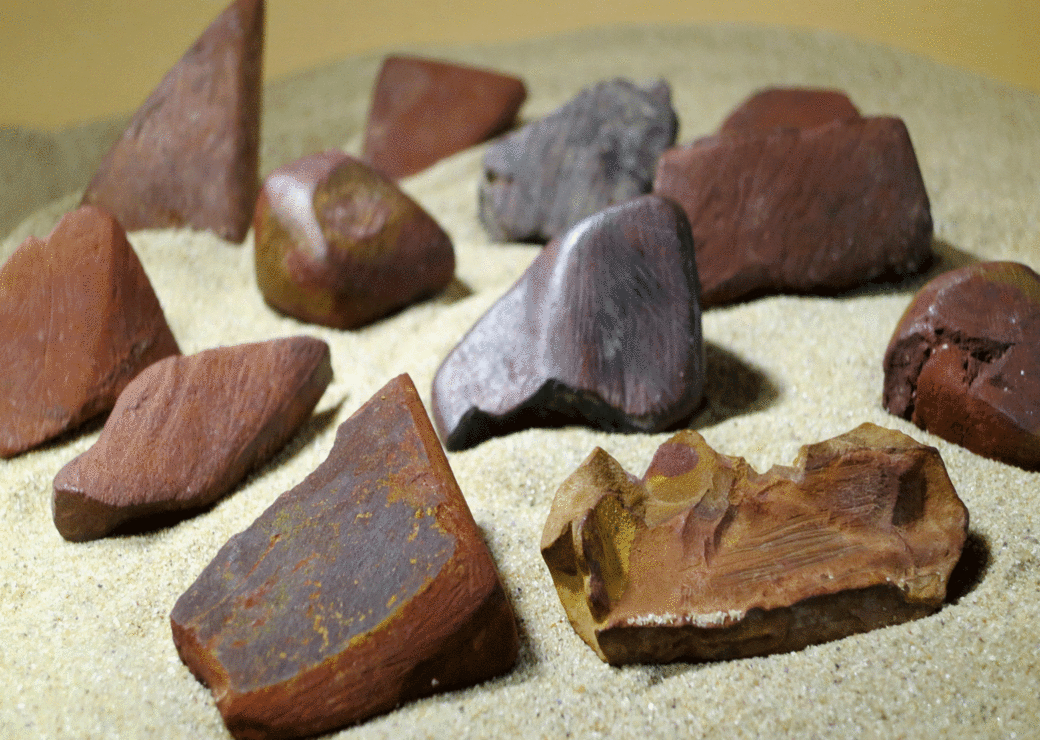 Fragmentos de ocre modificados descubierto en la Edad Media de la Piedra en la cueva de Porc-Epic (Etiopía). © D. Rosso.