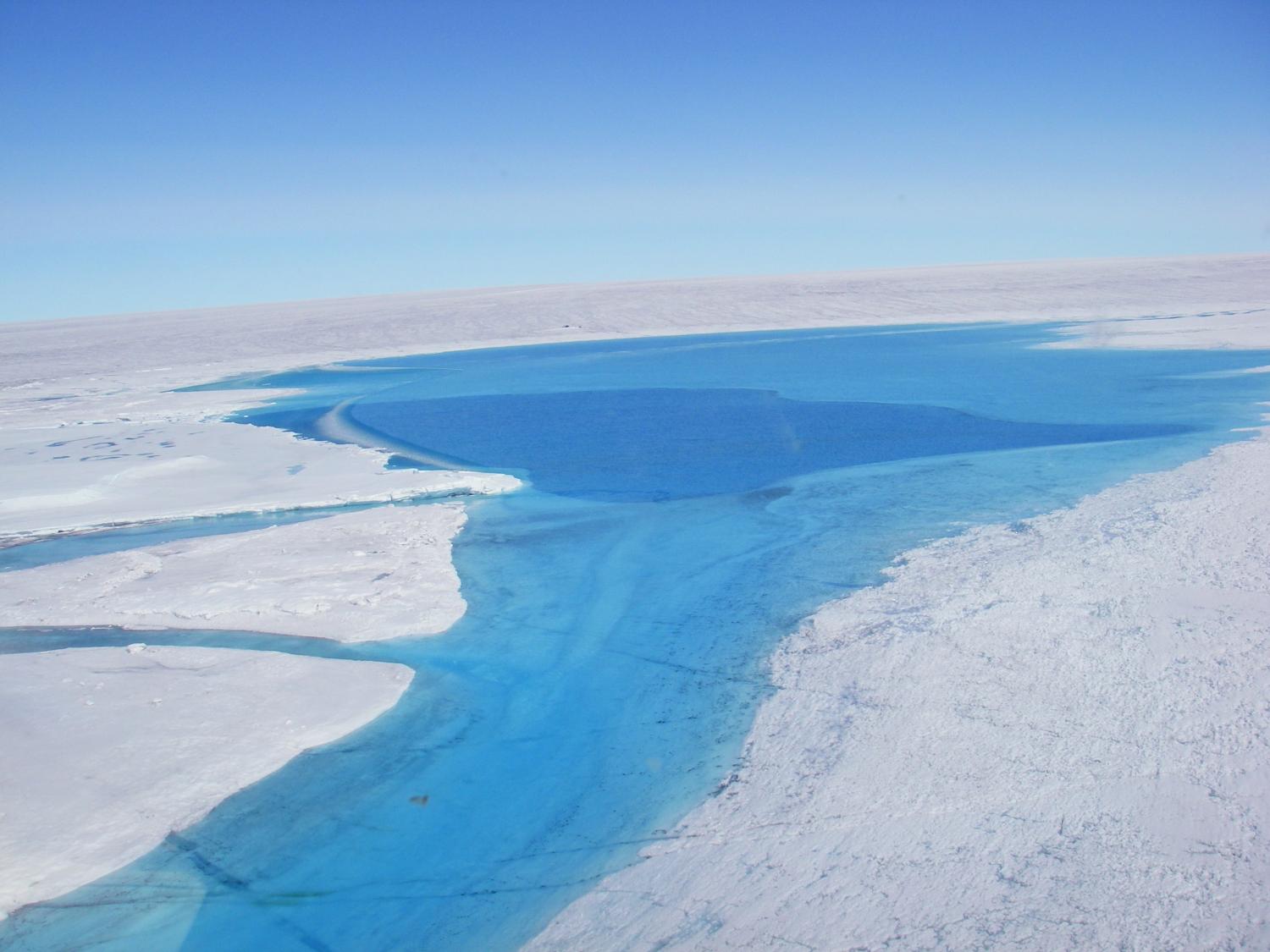 Superficie de un lago sobre la capa de hielo de Groenlandia. Crédito: C. Dow