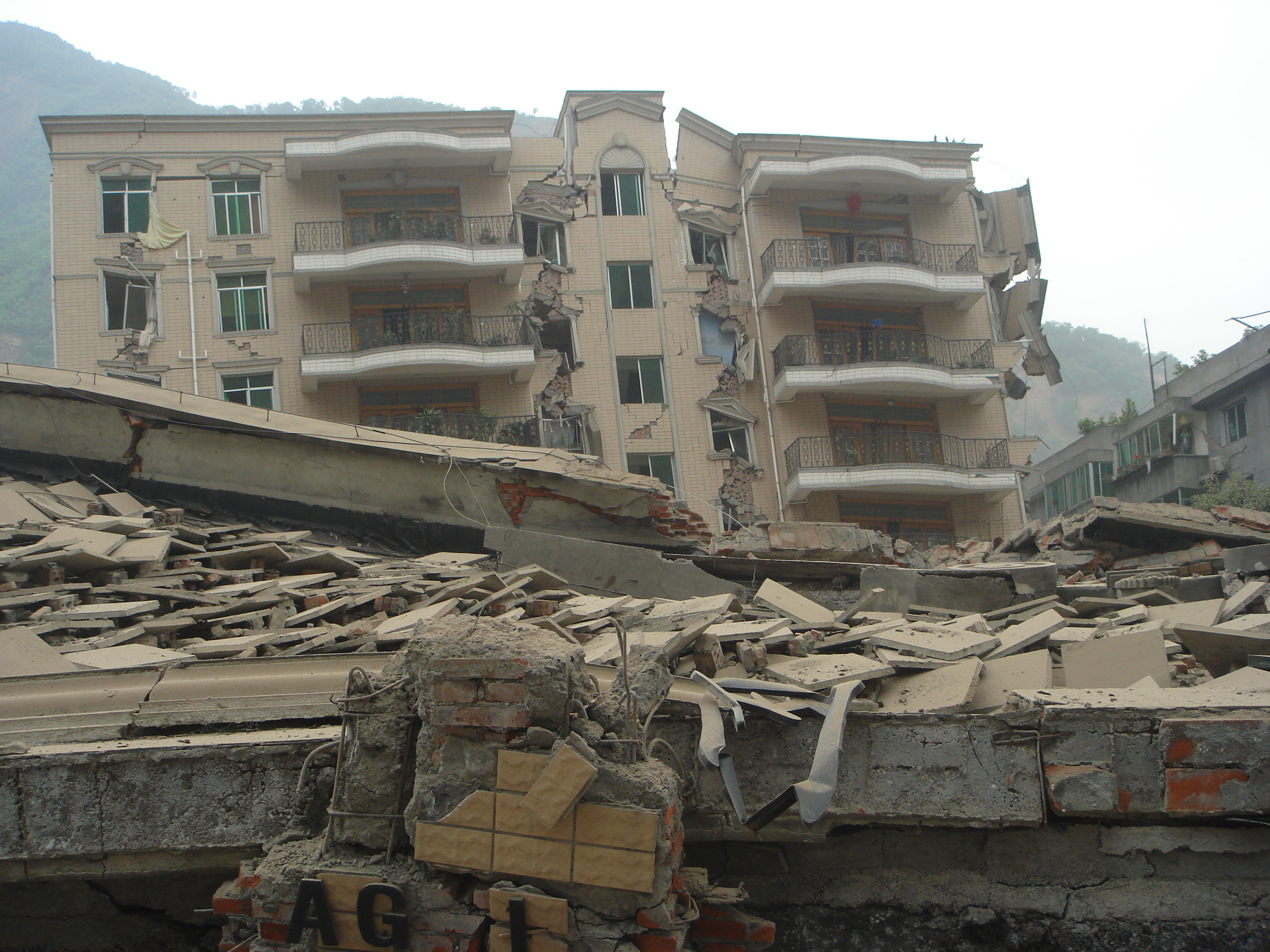 Estado de los edificios en Beichuan, China,  después del terremoto de 2008 provocado tras la fabricación de una presa. Foto: 人神之间