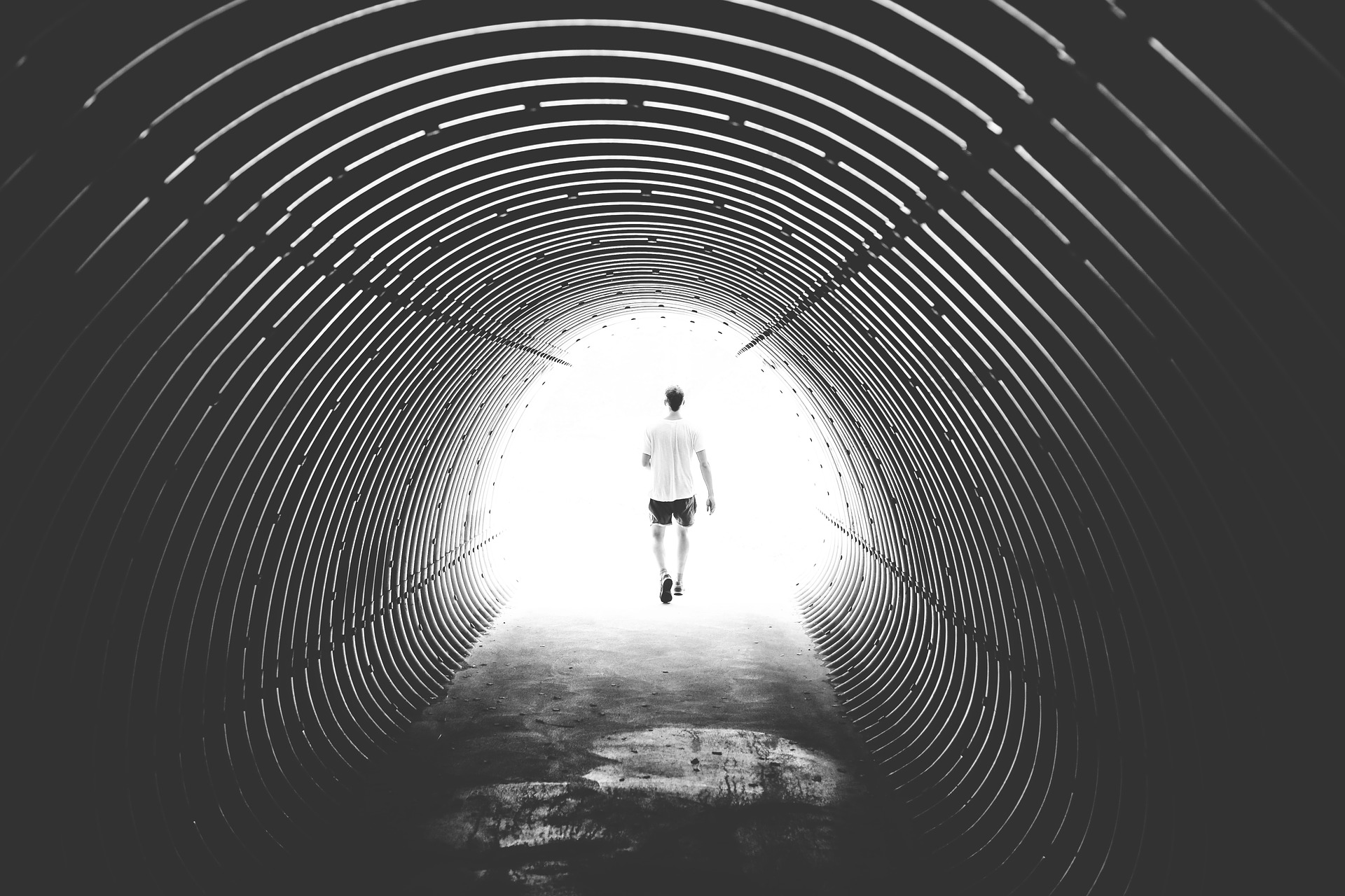 Según la neurología, la luz al final del túnel que se ve cuando se sufre una experiencia cercana a la muerte podría deberse a que las células de la fóvea –en la retina-,  una vez desinhibidas como consecuencia de la muerte clínica, generarían fosfenos y darían lugar a un círculo luminoso. Imagen: Pexels. Fuente: Pixabay.