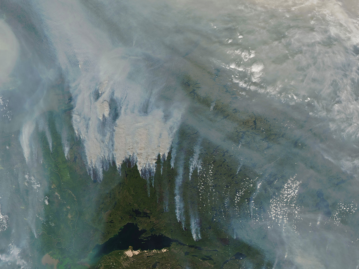 Densas nubes de humo sobre el lago Athabasca de Canadá el 14 de agosto de 2017, alrededor del cual se desataron varios incendios importantes. Foto: NASA.
