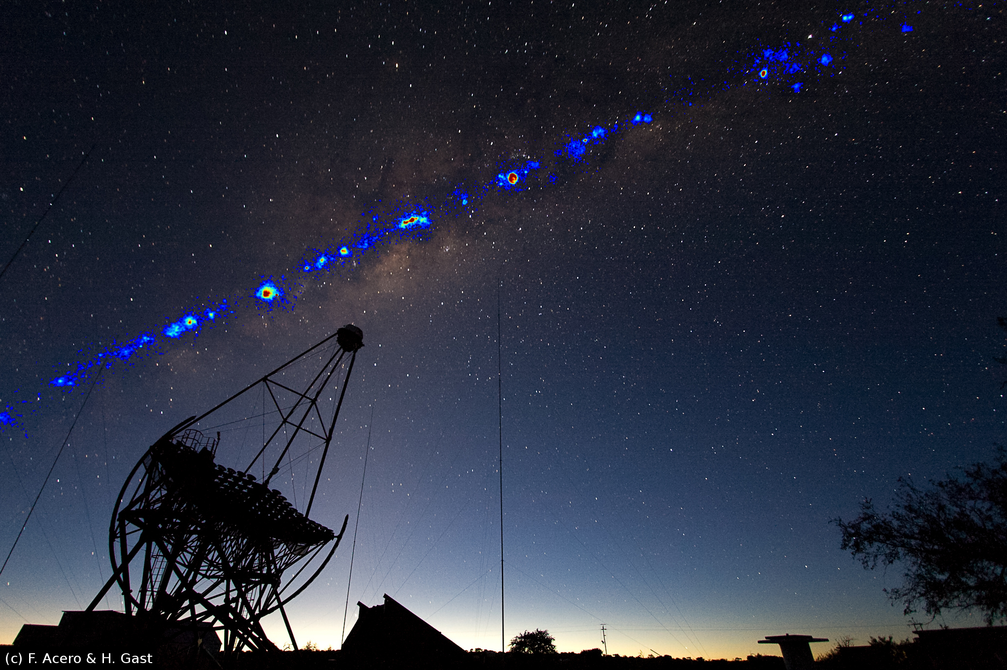 Montaje fotográfico que muestra el cielo de rayos gamma sobre Namibia, medido por los cuatro telescopios H.E.S.S. durante los últimos años, superpuestos a una imagen óptica, con uno de los pequeños telescopios H.E.S.S. (Crédito: H.E.S.S. Collaboration, Fabio Acero y Henning Gast).