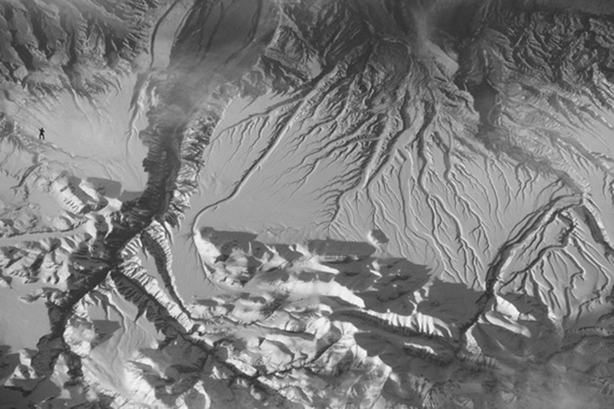 ¿Has visto al gorila? Esta imagen fue tomada por la Estación Espacial Internacional cuando sobrevoló la cordillera del Himalaya en China, cerca de la frontera con la India. Fue modificada para la investigación de la Universidad de Cádiz: se le añadió un pequeño gorila (parte superior izquierda) que no todos los participantes apreciaron. Foto: NASA. Image: ISS043E93251.