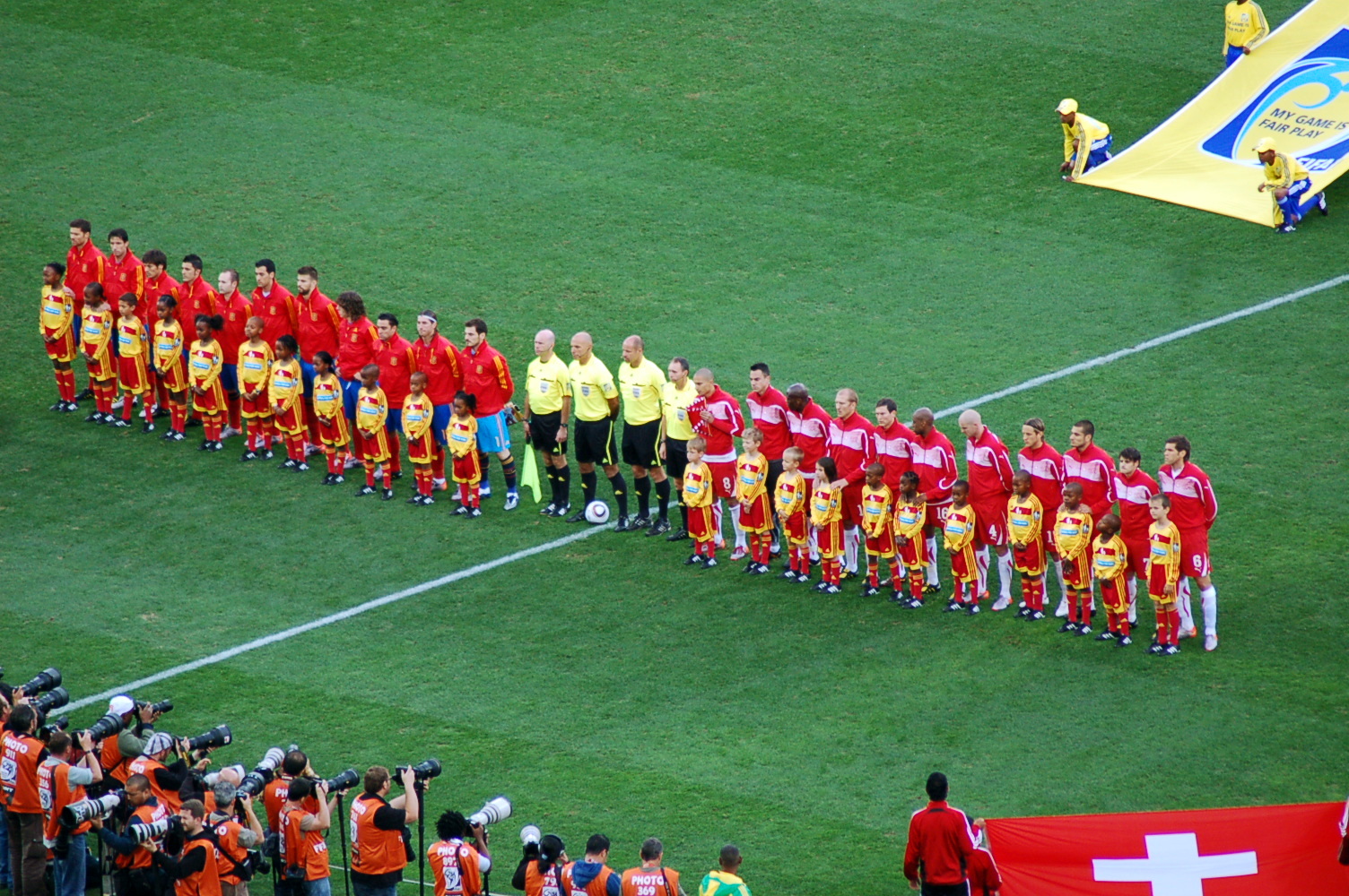 Selección de España, antes del encuentro contra Suiza correspondiente a la Copa Mundial de la FIFA de 2010. Foto: jit bag.