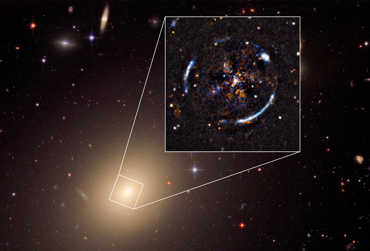 El recuadro muestra el anillo de Einstein resultante de la distorsión de la luz de una fuente más distante que se encuentra detrás de ESO 325-004, que llega a ser visible después de restar la luz de la propia lente, en primer plano. Imagen: ESO, ESA/Hubble, NASA.