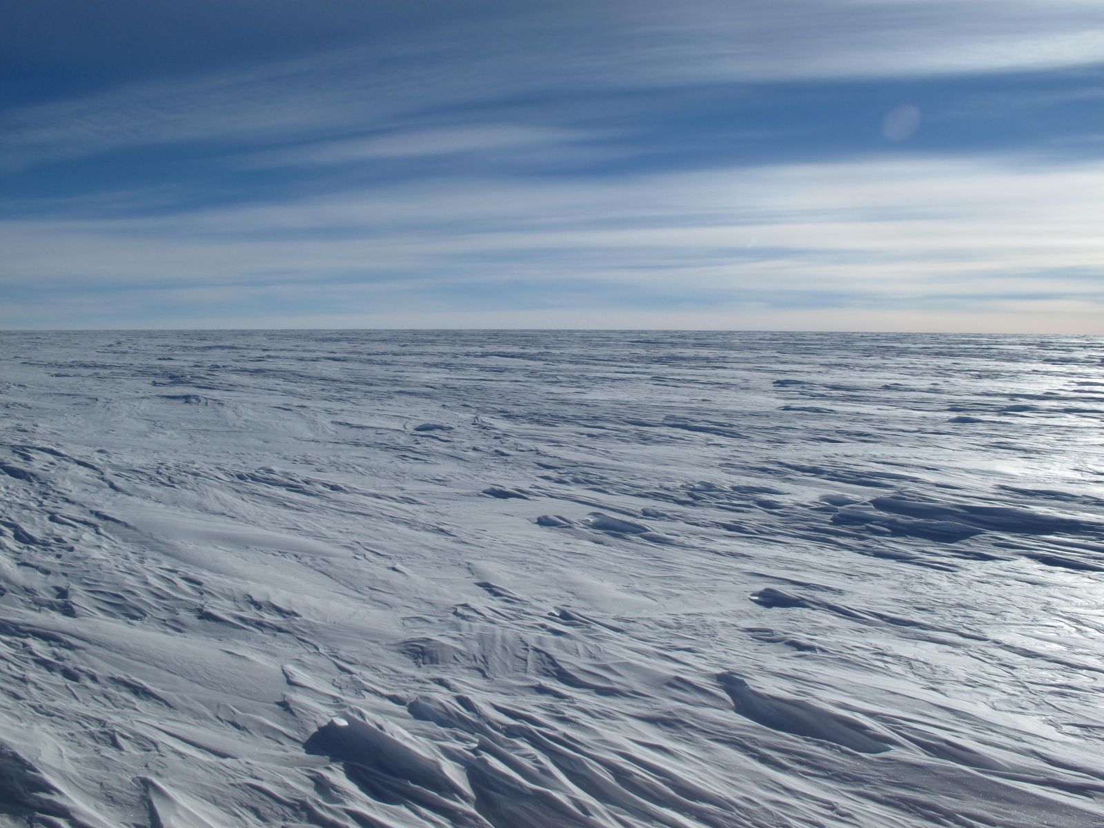 La meseta antártica oriental, donde se alcanzan las temperaturas más bajas del planeta, es una extensión desolada y azotada por el viento, del tamaño de Australia con pocas bases o instrumentos. Foto: Ted Scambos, NSIDC.