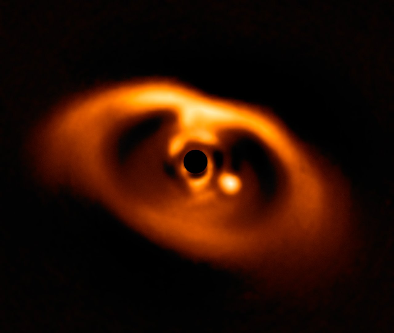 Imagen del planeta recién nacido PDS 70b (punto brillante). Foto: ESO/A. Müller et al.
