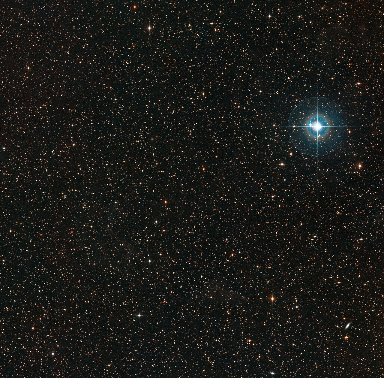 Esta colorida imagen muestra el cielo alrededor de la débil estrella enana naranja PDS 70 (en el centro de la imagen), que dio a luz al nuevo planeta. La estrella azul brillante a la derecha es χ Centauri. Imagen: ESO/Digitized Sky Survey. Davide De Martin.