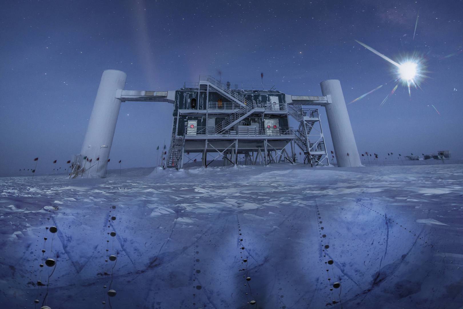Imagen real del IceCube Lab, con sus sensores esféricos (llamados DOM) bajo el hielo para detectar neutrinos. / IceCube/NSF