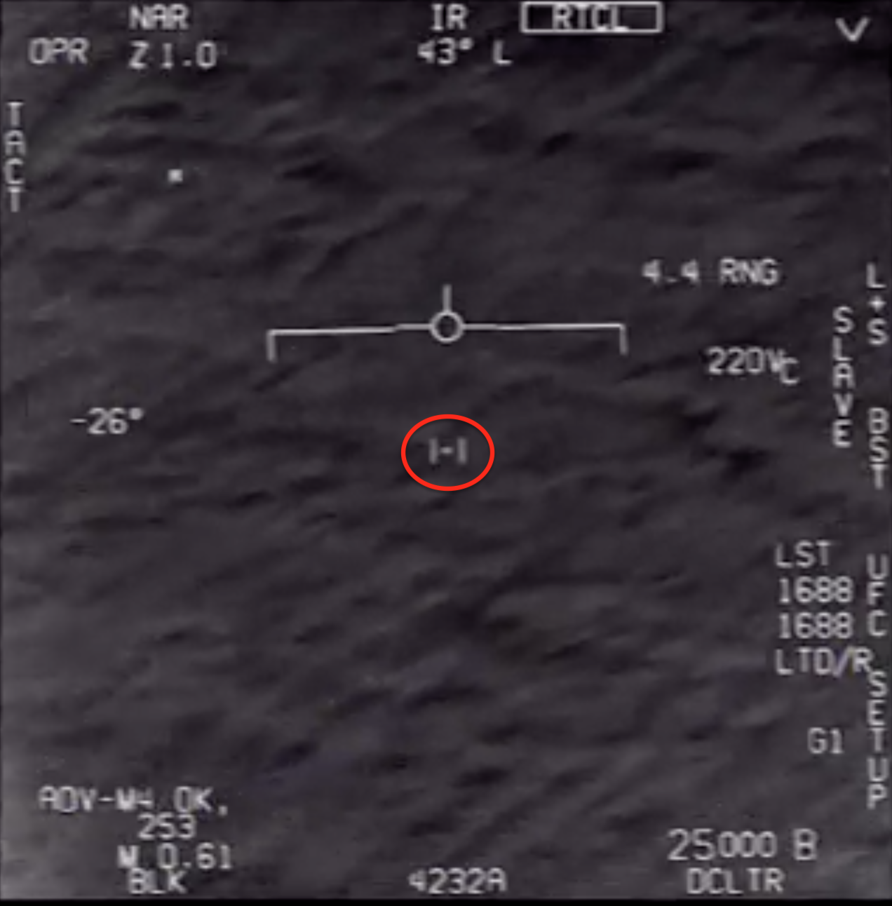 Imagen de un OVNI tomada por un avión F/A-18 de la Armada norteamericana en 2015. El OVNI puede observarse dentro del círculo rojo.  Parzival191919.