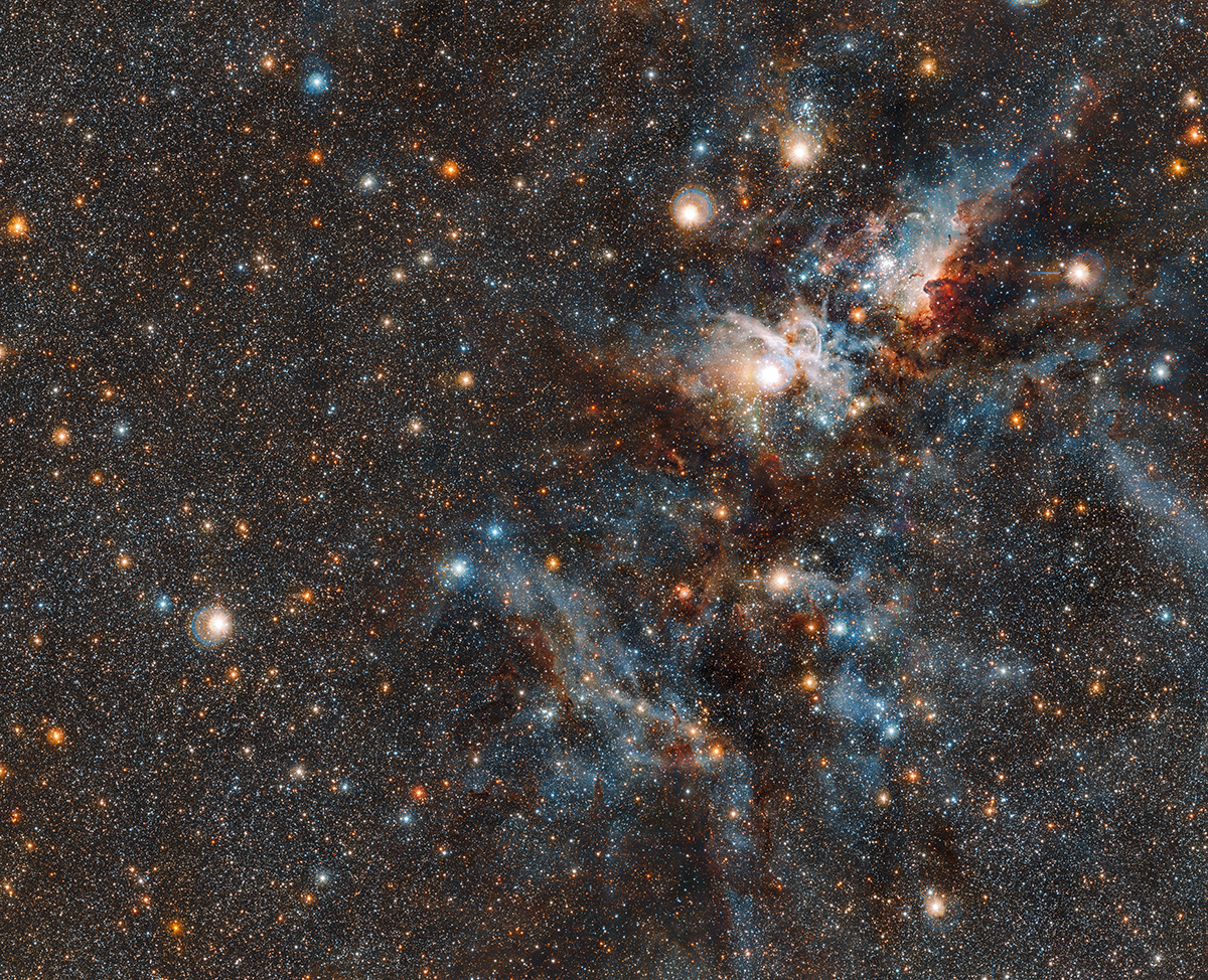 Esta espectacular imagen de la nebulosa Carina revela, como nunca antes, la dinámica nube de materia interestelar y gas y polvo apenas expandidos. Las estrellas masivas del interior de esta burbuja cósmica emiten una intensa radiación que hace que el gas circundante brille. Por el contrario, otras regiones de la nebulosa contienen pilares oscuros de polvo que ocultan las estrellas recién nacidas.  Crédito: ESO/J. Emerson/M. Irwin/J. Lewis