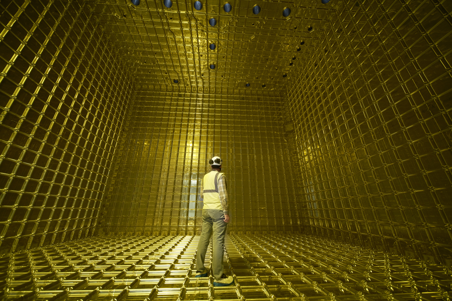 Así es el interior de un enorme detector de neutrinos llamado ProtoDUNE. Foto: CERN.