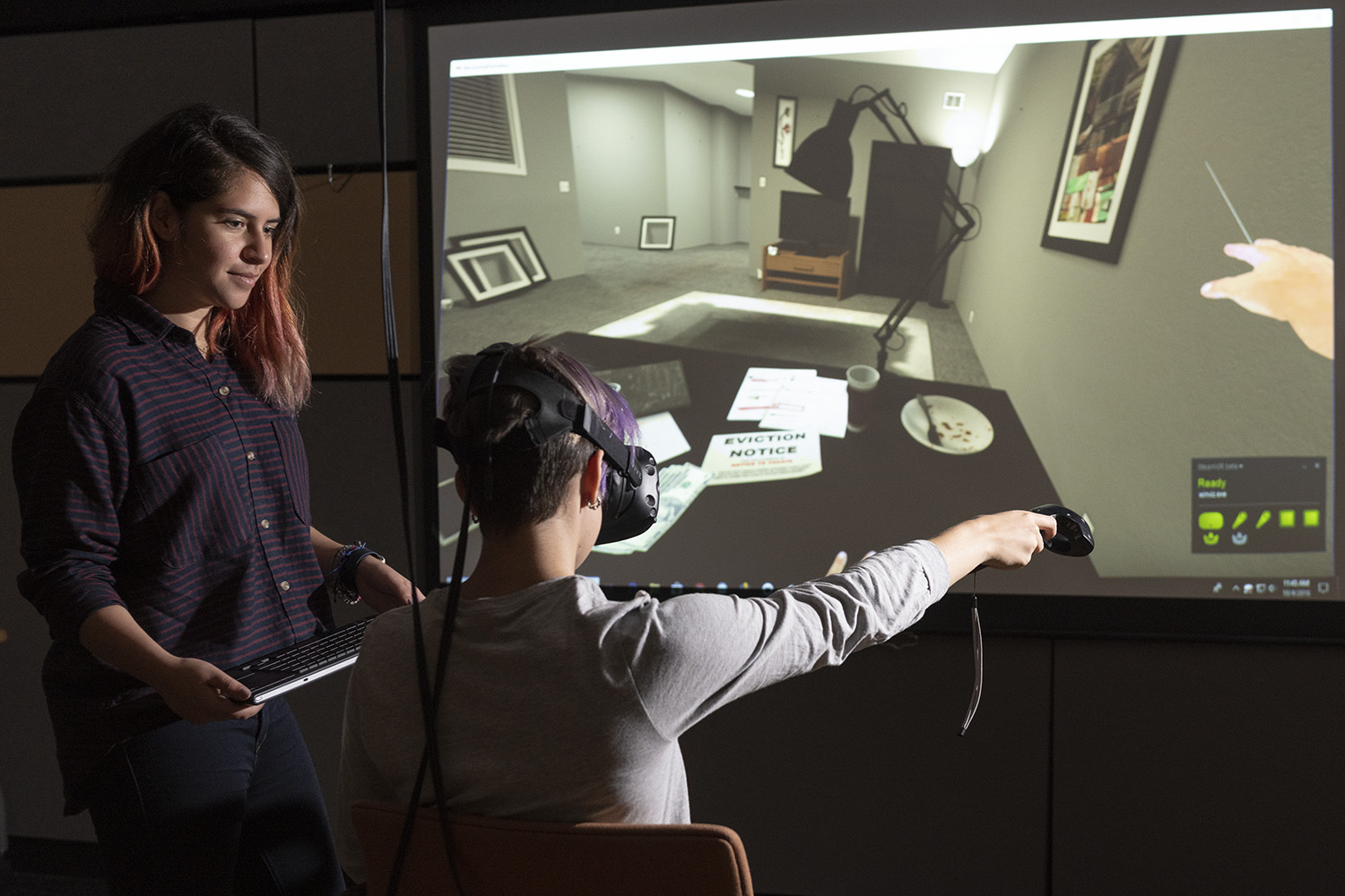 Un voluntario vive en la realidad virtual una experiencia de deshaucio. (Foto: L.A. Cicero)