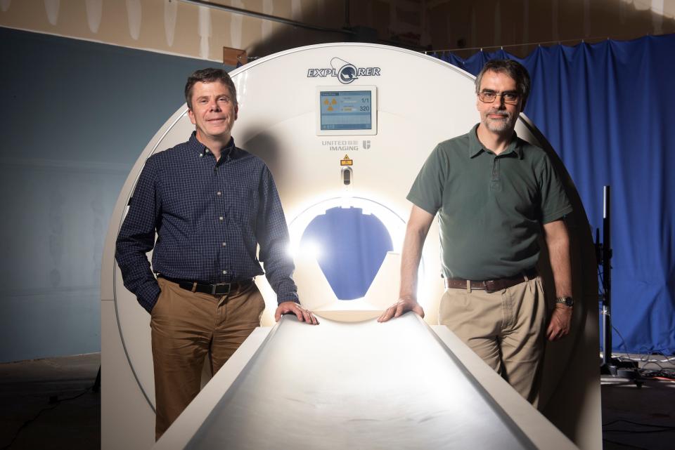 Simon Cherry (izquierda) y Ramsey Badawi con una maqueta del escáner de cuerpo total Explorer. (Lisa Howard / UC Davis)