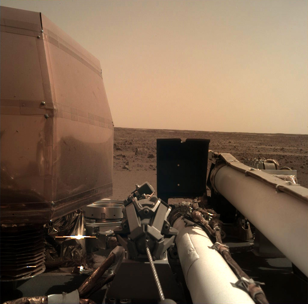Primera imagen proporcionada por Insight tras su exitoso aterrizaje en Marte. NASA / JPL-Caltech.