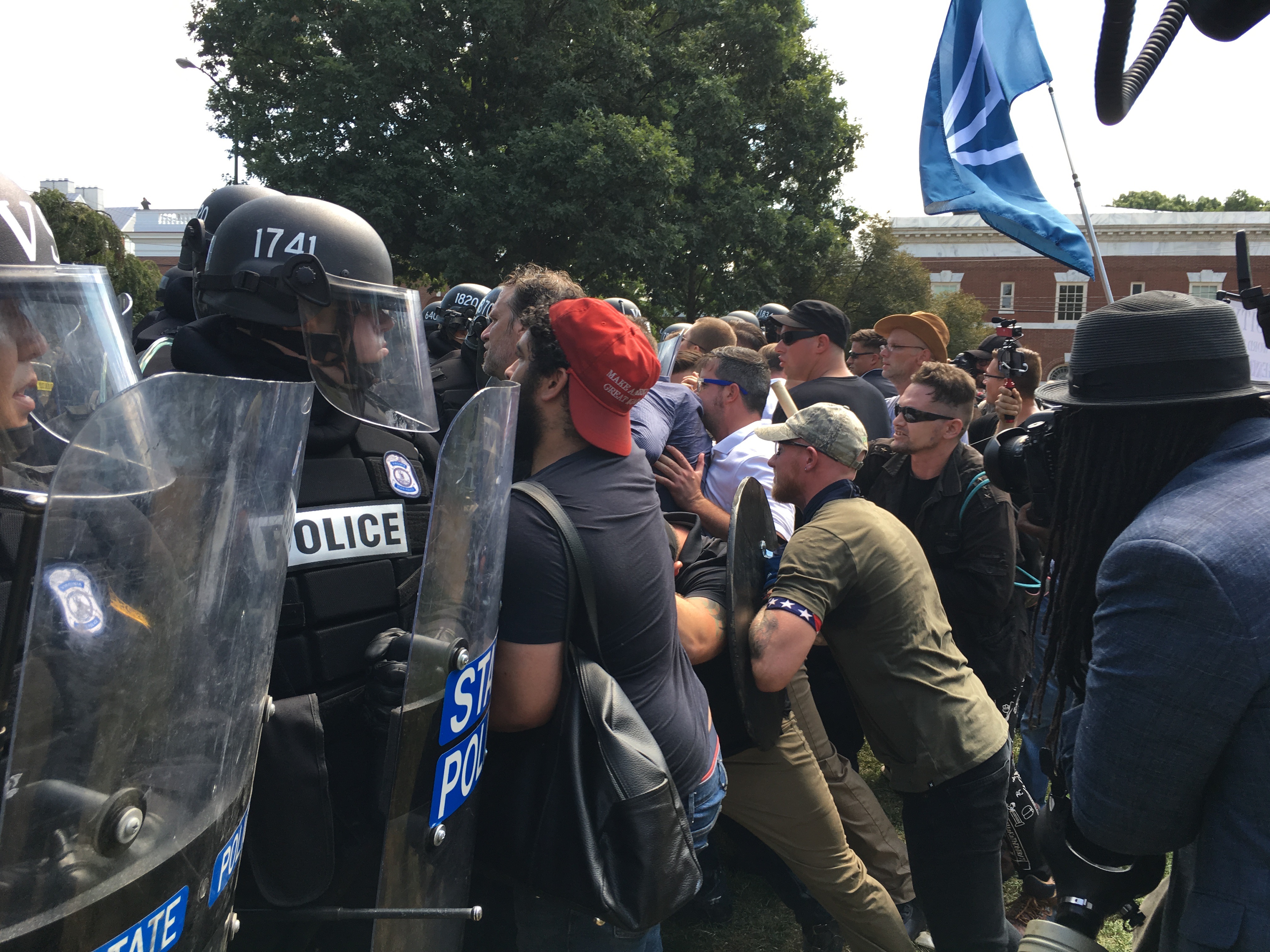 Supremacistas blancos se enfrentan a la policía en Charlottesville, Virginia, el 12 de agosto de 2017. La tensión emocional del evento provocó un muerto y 19 heridos. Foto: Evan Nesterak.