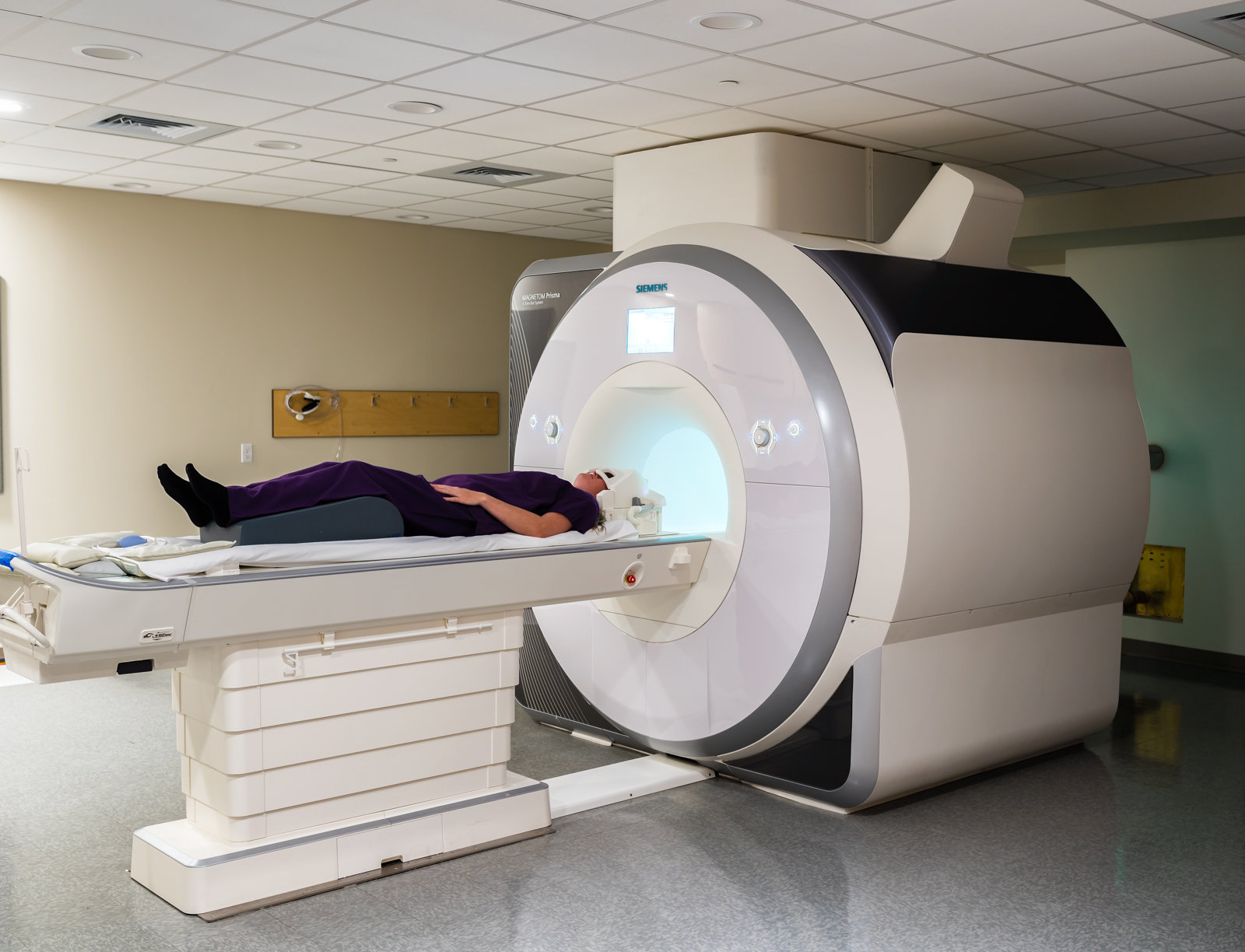 Uno de los participantes en el estudio se somete a una exploración cerebral en una máquina de imagen por resonancia magnética funcional (IRMf). Crédito: CU Boulder